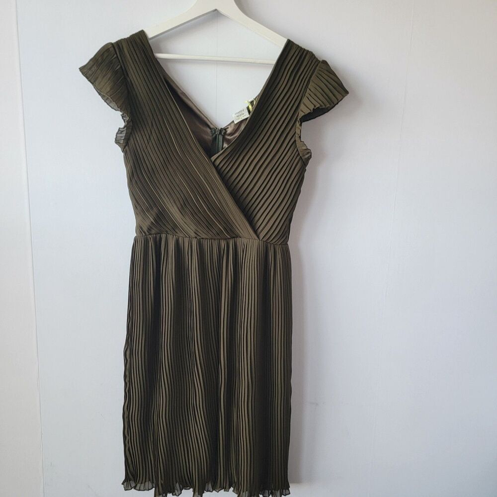 Shabby Apple womens all over‎ Pleated Dress size 6 olive green v-neck